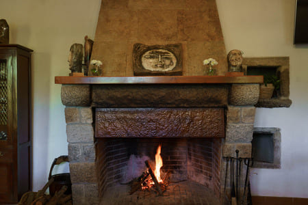 casa rural Can Janet chimenea