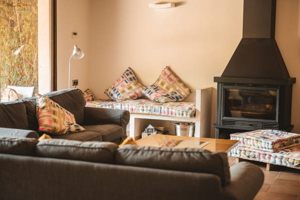 casa rural ca n'Oller sala de estar chimenea