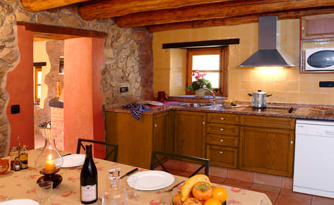 casa-rural-riudecos-agroturisme-golfes-cocina-2