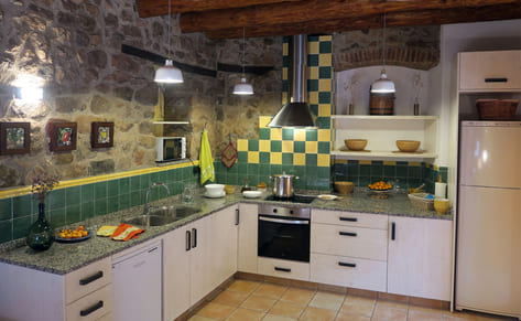 casa-rural-riudecos-agroturisme-masover-cocina-1